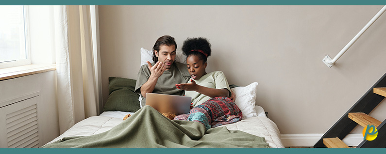 couple-in-bed-with-a-laptop-arguing-4046108